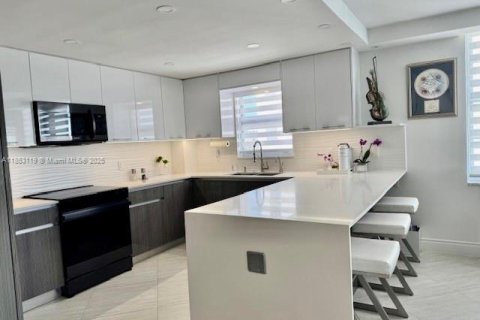 Condo in Bay Harbor Islands, Florida, 2 bedrooms  № 1877946 - photo 14