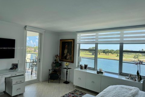 Condo in Bay Harbor Islands, Florida, 2 bedrooms  № 1877946 - photo 27