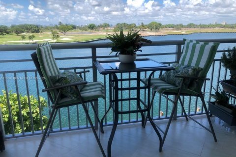 Condo in Bay Harbor Islands, Florida, 2 bedrooms  № 1877946 - photo 5