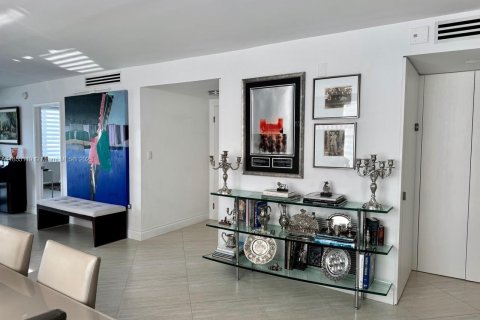 Condo in Bay Harbor Islands, Florida, 2 bedrooms  № 1877946 - photo 23