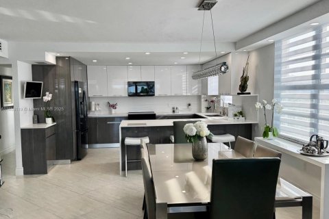 Condo in Bay Harbor Islands, Florida, 2 bedrooms  № 1877946 - photo 11