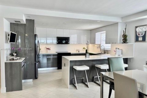 Condo in Bay Harbor Islands, Florida, 2 bedrooms  № 1877946 - photo 1