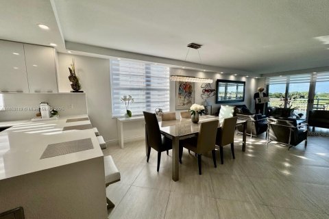 Condo in Bay Harbor Islands, Florida, 2 bedrooms  № 1877946 - photo 9