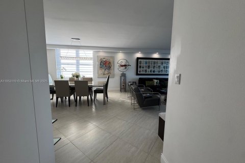 Condo in Bay Harbor Islands, Florida, 2 bedrooms  № 1877946 - photo 25