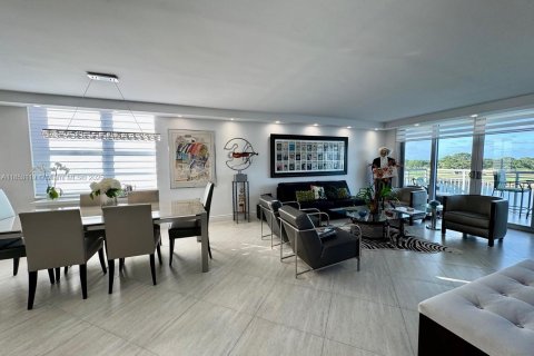 Condo in Bay Harbor Islands, Florida, 2 bedrooms  № 1877946 - photo 2