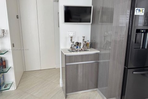 Condo in Bay Harbor Islands, Florida, 2 bedrooms  № 1877946 - photo 18