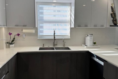 Condo in Bay Harbor Islands, Florida, 2 bedrooms  № 1877946 - photo 15