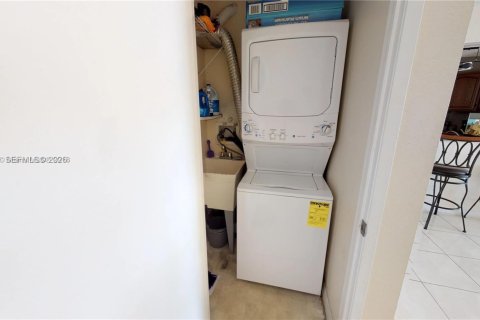 Condo in Miami, Florida, 2 bedrooms  № 1996426 - photo 5