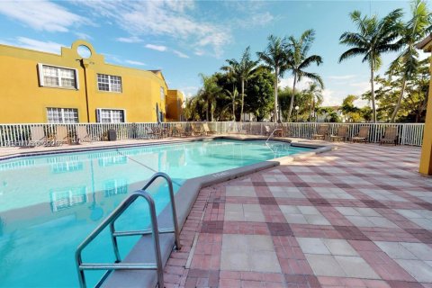 Condo in Miami, Florida, 2 bedrooms  № 1996426 - photo 10