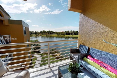 Condo in Miami, Florida, 2 bedrooms  № 1996426 - photo 3