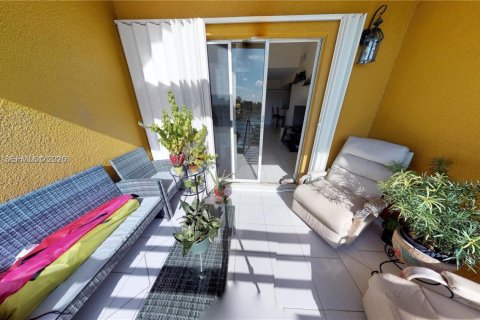 Condo in Miami, Florida, 2 bedrooms  № 1996426 - photo 16