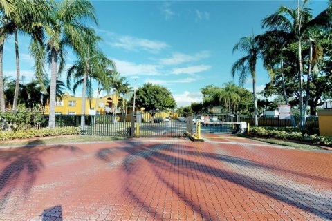 Condo in Miami, Florida, 2 bedrooms  № 1996426 - photo 12