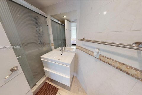Condo in Miami, Florida, 2 bedrooms  № 1996426 - photo 15