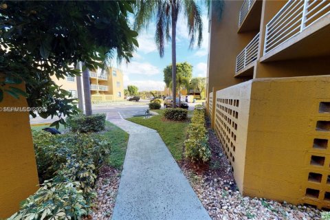 Condo in Miami, Florida, 2 bedrooms  № 1996426 - photo 13