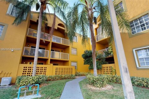 Condo in Miami, Florida, 2 bedrooms  № 1996426 - photo 14