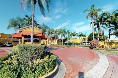 Condo in Miami, Florida, 2 bedrooms  № 1996426 - photo 11