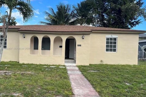 Дом в Майами-Гарденс, Флорида 3 спальни, 110.74м2 № 2052290