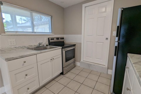 Apartment in North Miami, Florida 1 bedroom № 2040544 - photo 5