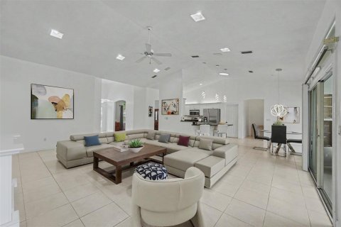 House in Port Orange, Florida 4 bedrooms, 263.1 sq.m. № 2202482 - photo 9