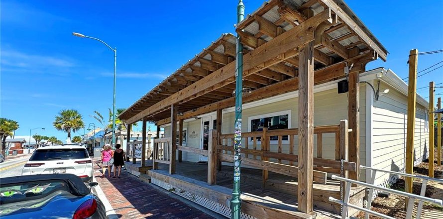 Propiedad comercial en New Smyrna Beach, Florida 696.77 m2 № 1883310