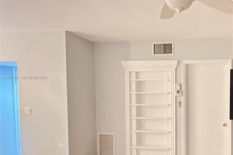 Condo in Oakland Park, Florida, 1 bedroom № 2075386 - photo 12