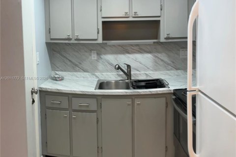 Condo in Oakland Park, Florida, 1 bedroom № 2075386 - photo 9