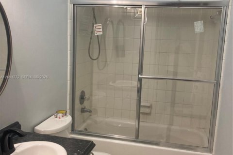 Condo in Oakland Park, Florida, 1 bedroom № 2075386 - photo 5
