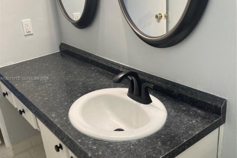 Condo in Oakland Park, Florida, 1 bedroom № 2075386 - photo 4