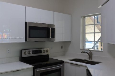 Copropriété à vendre à Hialeah, Floride: 2 chambres, 88.91 m2 № 1969128 - photo 3