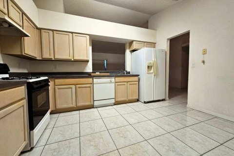 House in Clermont, Florida 3 bedrooms, 120.22 sq.m. № 2226337 - photo 2