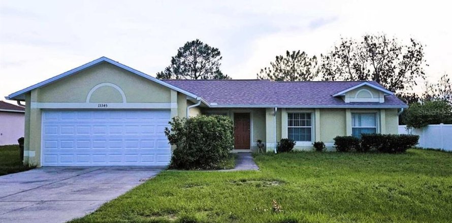 House in Clermont, Florida 3 bedrooms, 120.22 sq.m. № 2226337