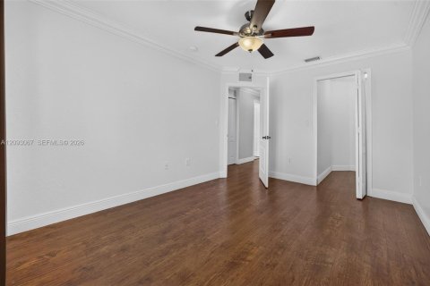 House in Cutler Bay, Florida 5 bedrooms, 236.44 sq.m. № 2388489 - photo 25