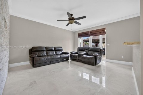 House in Cutler Bay, Florida 5 bedrooms, 236.44 sq.m. № 2388489 - photo 14