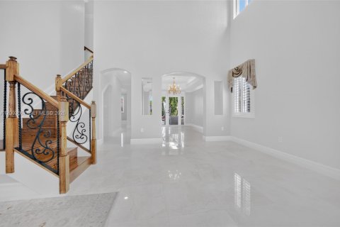 House in Cutler Bay, Florida 5 bedrooms, 236.44 sq.m. № 2388489 - photo 4