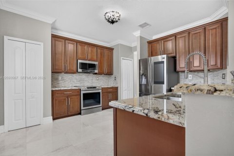House in Cutler Bay, Florida 5 bedrooms, 236.44 sq.m. № 2388489 - photo 17
