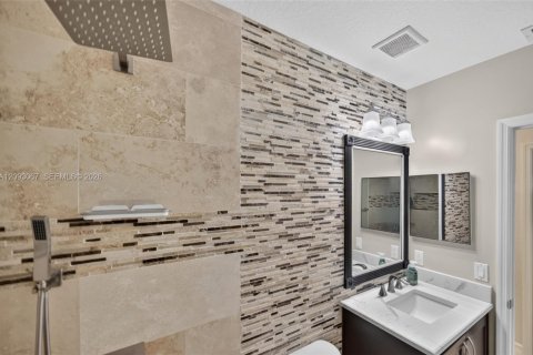 House in Cutler Bay, Florida 5 bedrooms, 236.44 sq.m. № 2388489 - photo 8