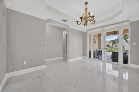 House in Cutler Bay, Florida 5 bedrooms, 236.44 sq.m. № 2388489 - photo 6