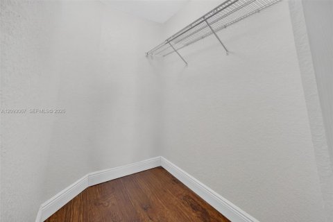 House in Cutler Bay, Florida 5 bedrooms, 236.44 sq.m. № 2388489 - photo 26