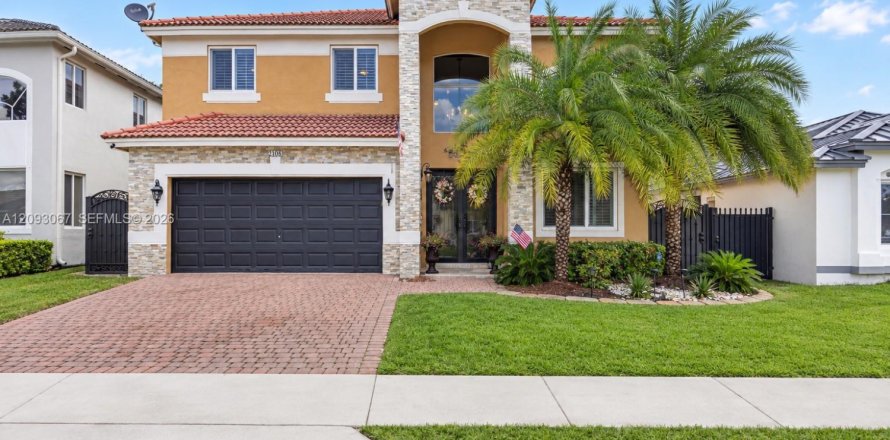 House in Cutler Bay, Florida 5 bedrooms, 236.44 sq.m. № 2388489