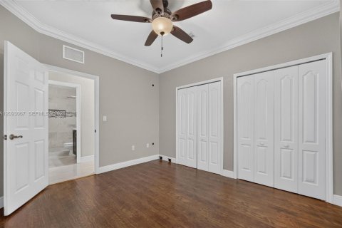 House in Cutler Bay, Florida 5 bedrooms, 236.44 sq.m. № 2388489 - photo 9