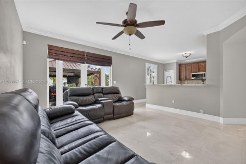 House in Cutler Bay, Florida 5 bedrooms, 236.44 sq.m. № 2388489 - photo 15