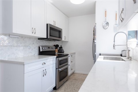 House in Miami, Florida 3 bedrooms, 140.19 sq.m. № 1889196 - photo 17