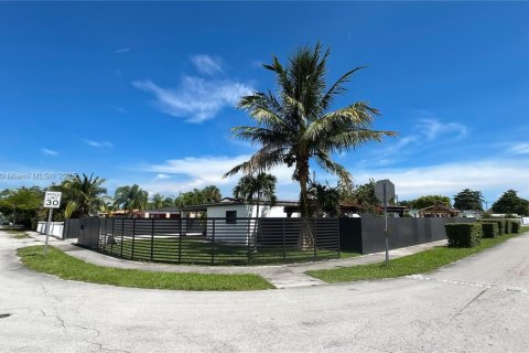 House in Miami, Florida 3 bedrooms, 140.19 sq.m. № 1889196 - photo 5