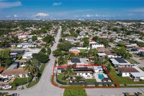House in Miami, Florida 3 bedrooms, 140.19 sq.m. № 1889196 - photo 2
