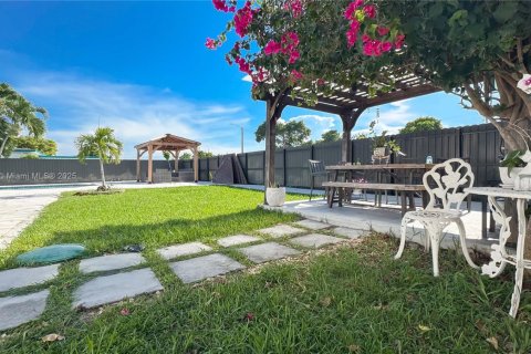 House in Miami, Florida 3 bedrooms, 140.19 sq.m. № 1889196 - photo 9