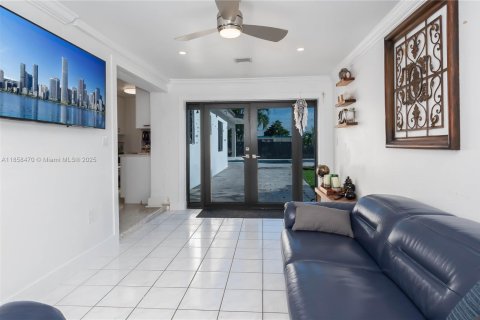House in Miami, Florida 3 bedrooms, 140.19 sq.m. № 1889196 - photo 21