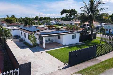 House in Miami, Florida 3 bedrooms, 140.19 sq.m. № 1889196 - photo 4