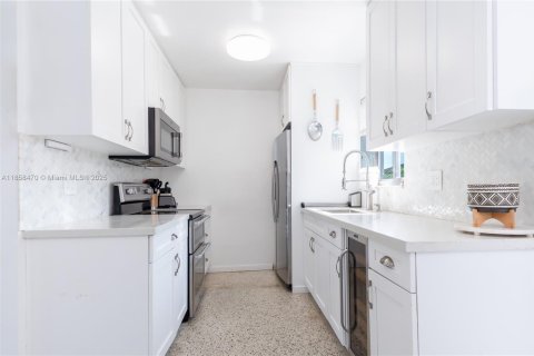 House in Miami, Florida 3 bedrooms, 140.19 sq.m. № 1889196 - photo 16