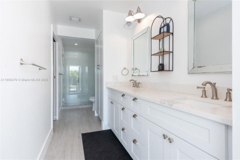 House in Miami, Florida 3 bedrooms, 140.19 sq.m. № 1889196 - photo 30