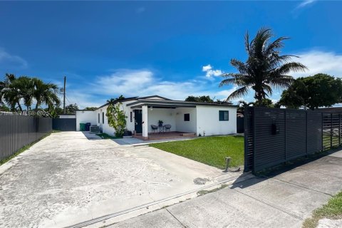 House in Miami, Florida 3 bedrooms, 140.19 sq.m. № 1889196 - photo 6